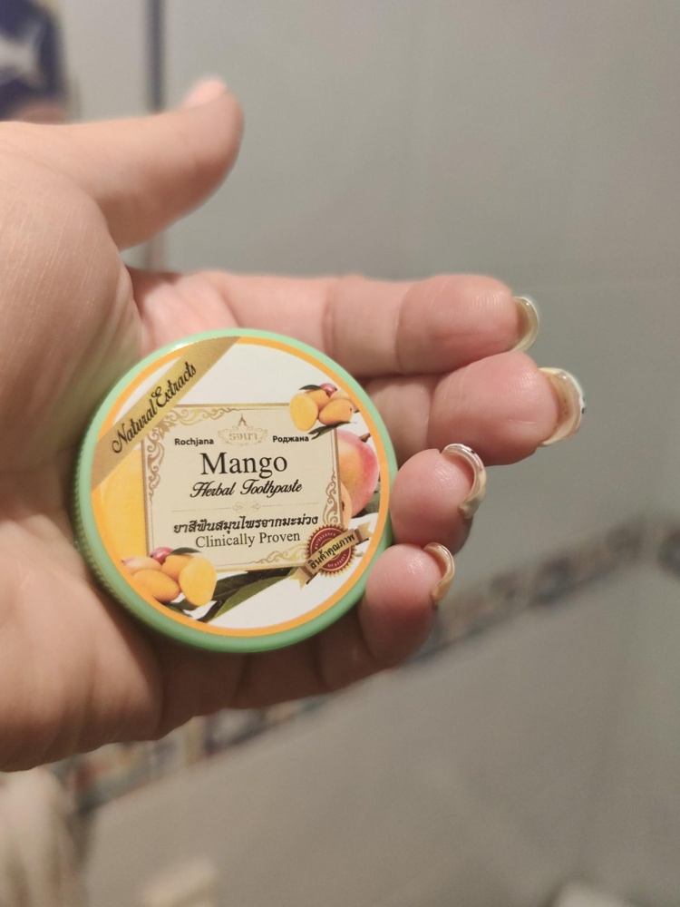 Натуральная травяная отбеливающая Тайская зубная паста Манго Роджана Mango Toothpaste Rochjana купить в Москве и Московской области.